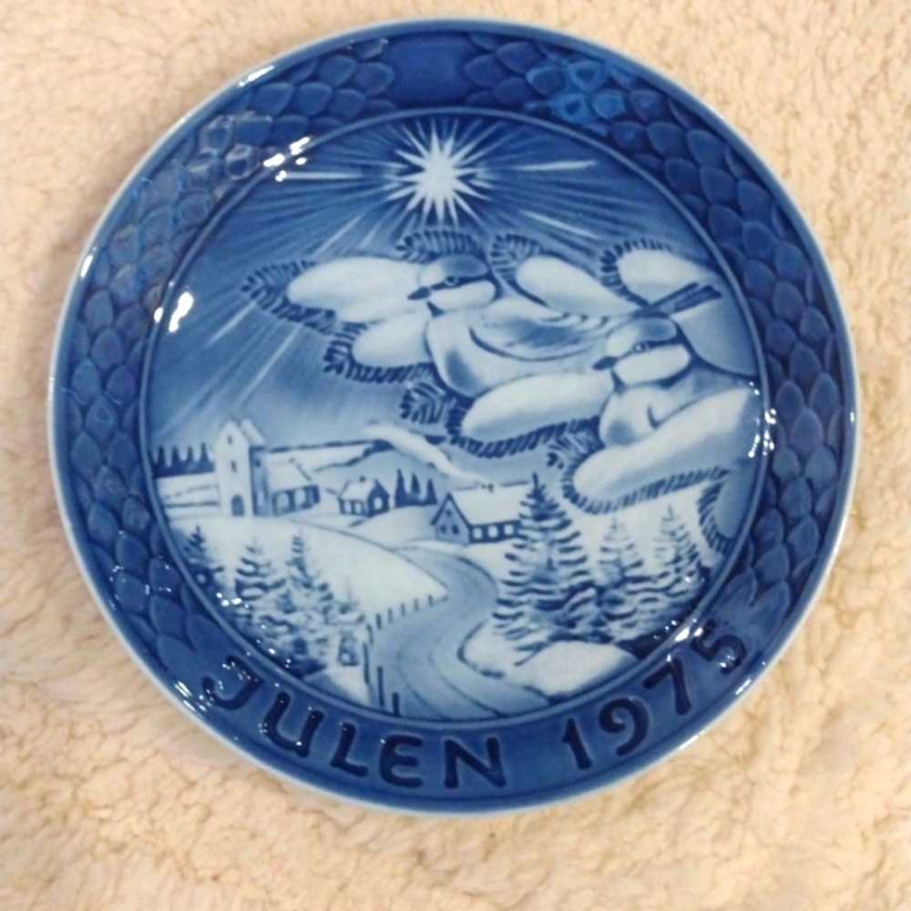 Designer Blue and White China Royal Copenhagen JULEN 1975 Holiday Plate Antique